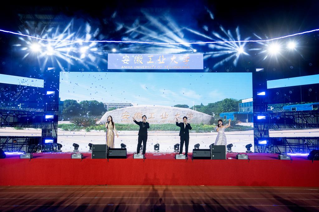 师生代表等5000余人共同观看